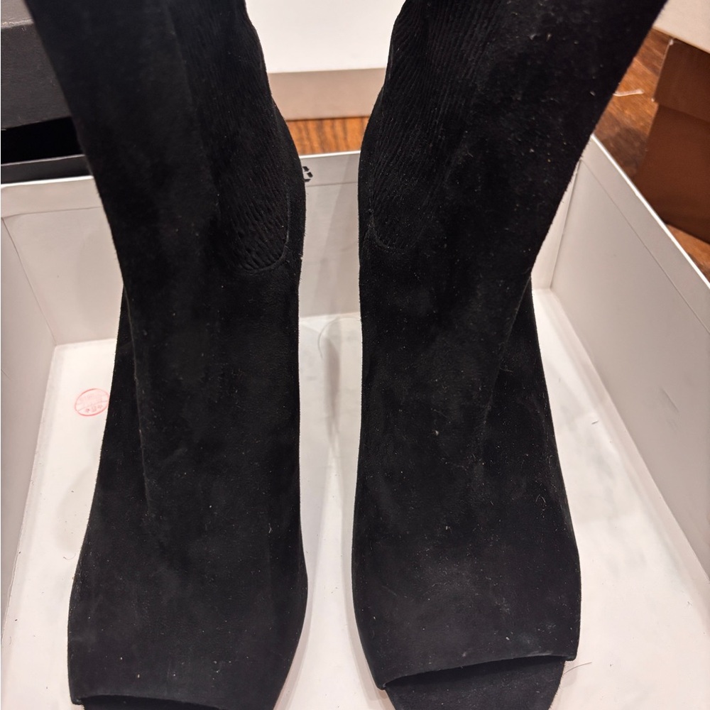 Vince Camuto Black Heeled Boots with Elegant Silhouette